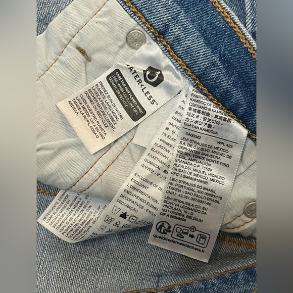 Levi's Women's 501 Original High Rise Shorts NWT Size 28 - Picture 12 of 13